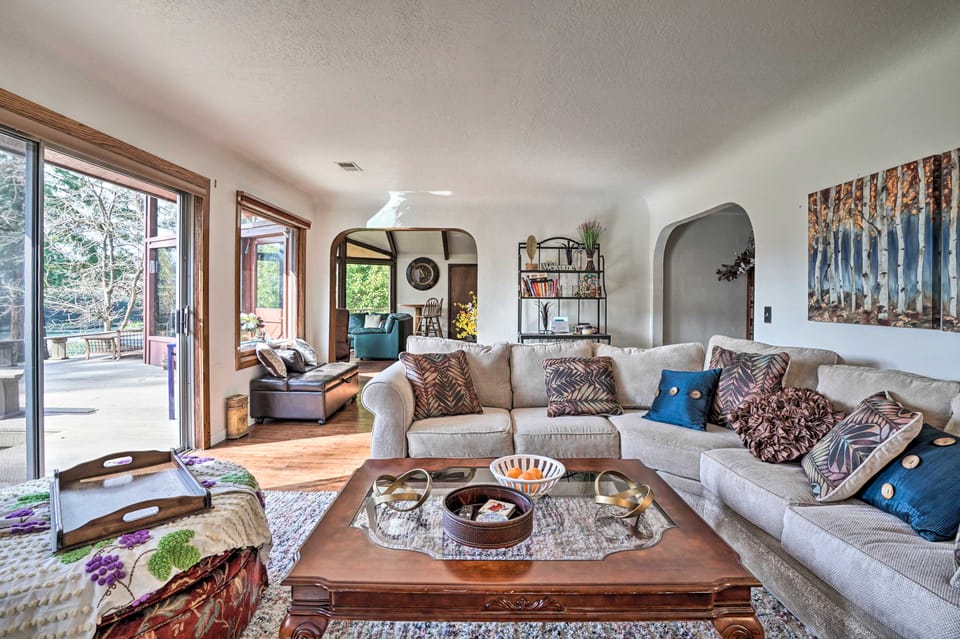 Hot Tub & Views: Spacious Getaway on Rogue River House in Grants Pass