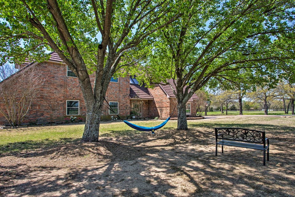 16-Acre Pilot Point Ranch: Private Pond House in Texas