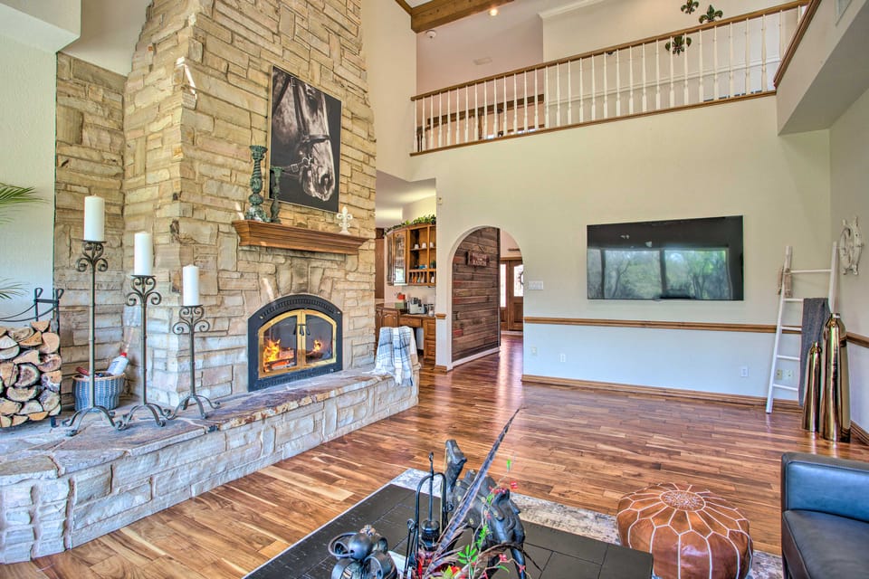 16-Acre Pilot Point Ranch: Private Pond House in Texas