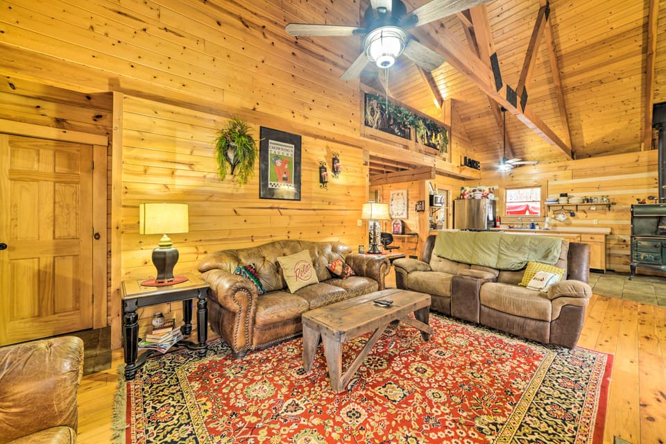 Quiet Cabin Retreat on 30 Acres Near Kentucky Lake House in Lake Barkley