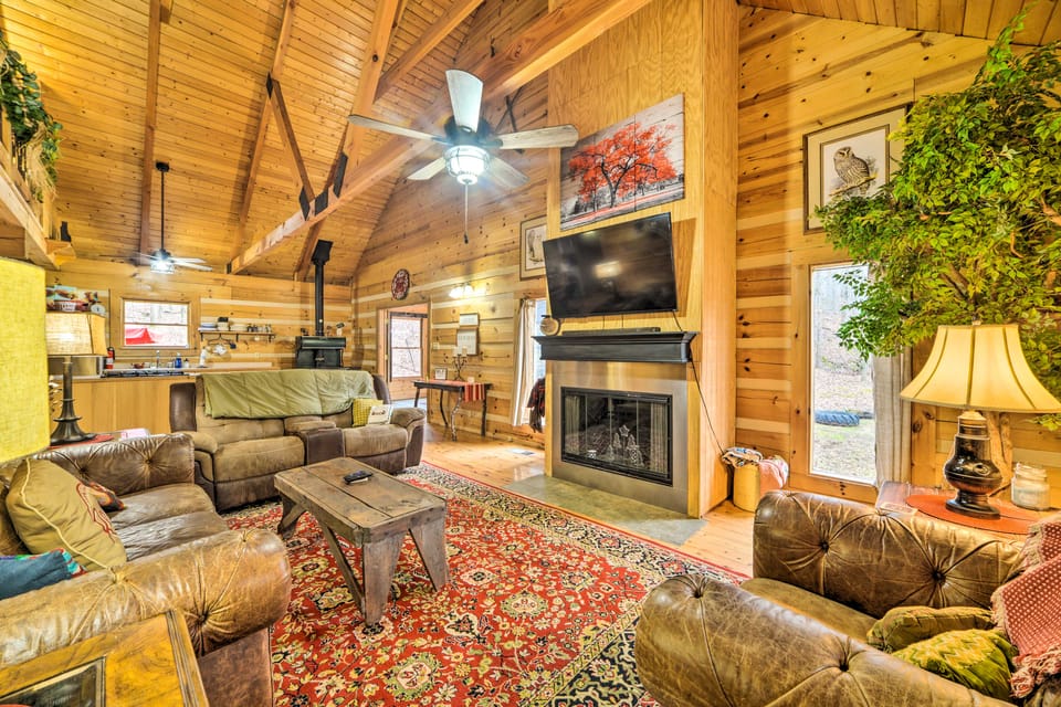 Quiet Cabin Retreat on 30 Acres Near Kentucky Lake House in Lake Barkley
