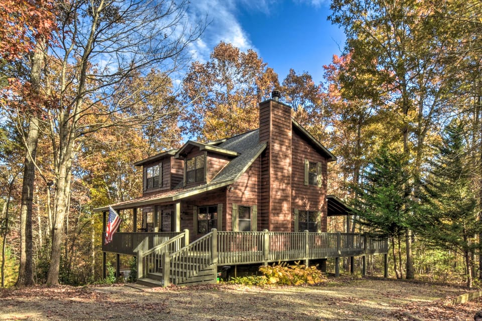 Spacious Cabin w/ Furnished Deck + Hot Tub! House in Union County
