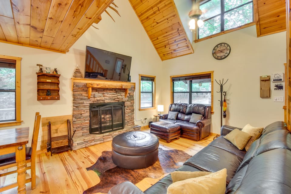 Spacious Cabin w/ Furnished Deck + Hot Tub! House in Union County
