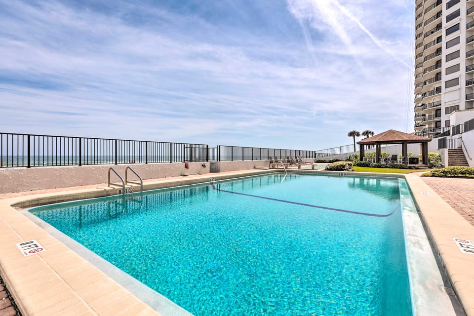 Oceanfront Retreat w/ Beach & Resort Access! Apartment in Daytona Beach Shores