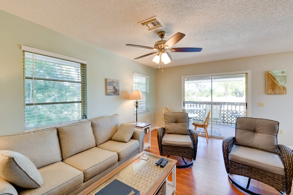 Coastal Oasis w/ Shared Pool, 2 Mi to Beach! House in Englewood