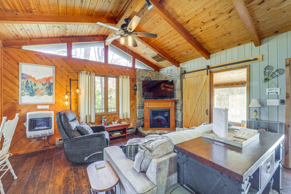 Near Lake + Trails: Rustic Newland Cabin w/ Deck! House in Tennessee