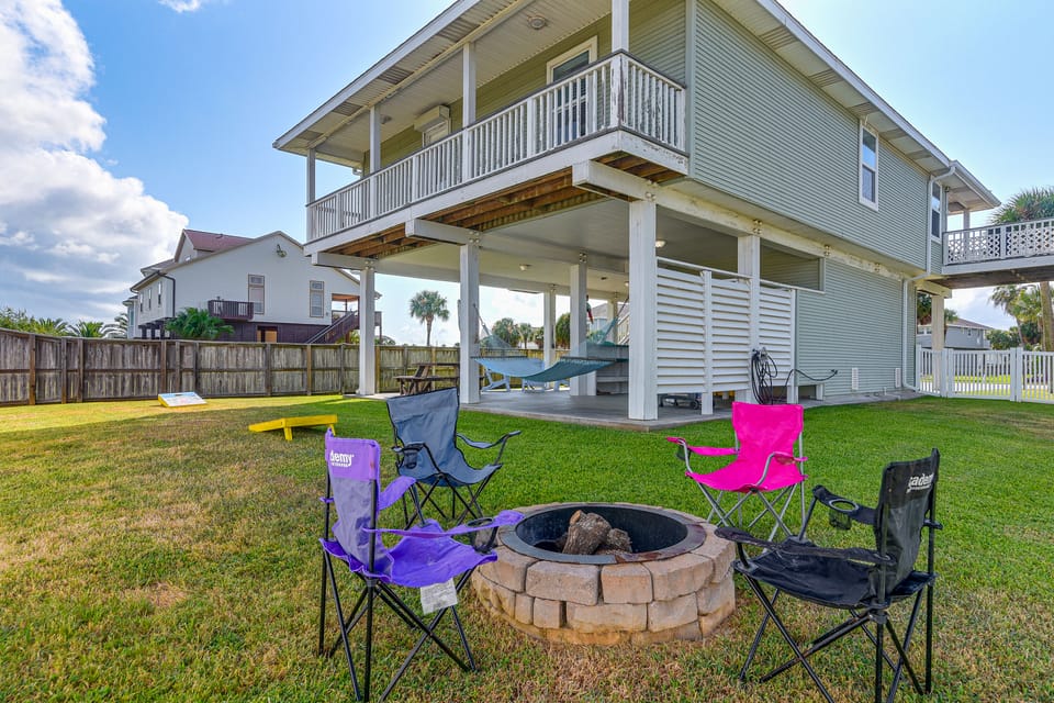 Walk to Galveston Beach: Coastal Escape w/ Yard House in Hitchcock