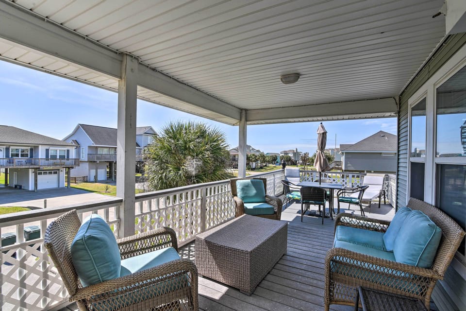 Walk to Galveston Beach: Pet-Friendly Home w/ Deck House in Hitchcock