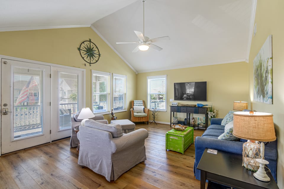 Walk to Galveston Beach: Coastal Escape w/ Yard House in Hitchcock