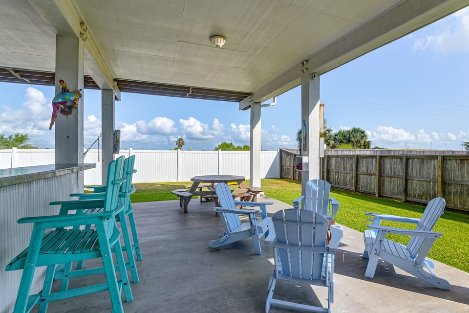 Walk to Galveston Beach: Coastal Escape w/ Yard House in Hitchcock