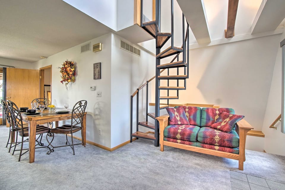 Vivid 'Cedar Ridge' Cabin ~ 23 Miles to Wichita! House in Kansas