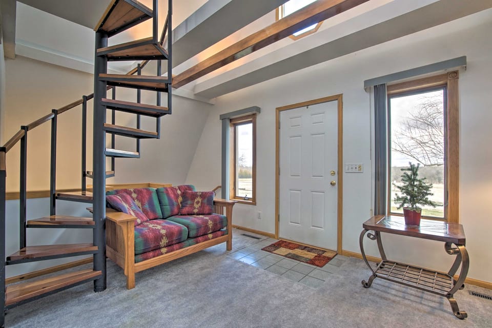 Vivid 'Cedar Ridge' Cabin ~ 23 Miles to Wichita! House in Kansas
