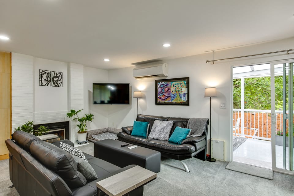 Redmond Retreat w/ Fenced Yard & EV Charger Apartment in Redmond