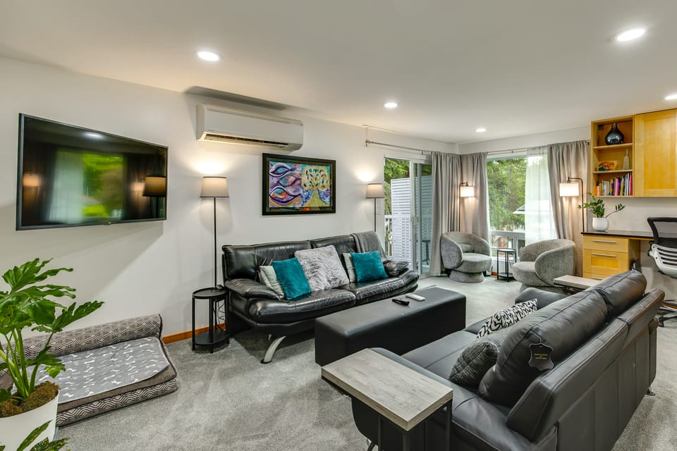 Redmond Retreat w/ Fenced Yard & EV Charger Apartment in Redmond