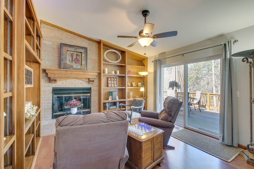 < 1 Mi to Lake: Hot Springs Village Escape w/ Deck House in Garland County