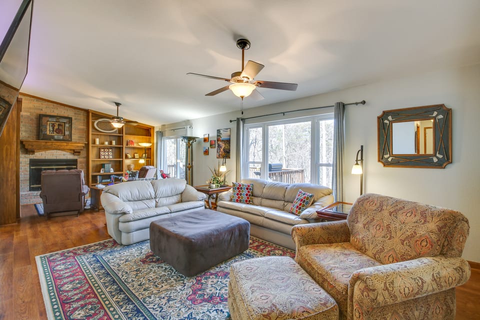 < 1 Mi to Lake: Hot Springs Village Escape w/ Deck House in Garland County