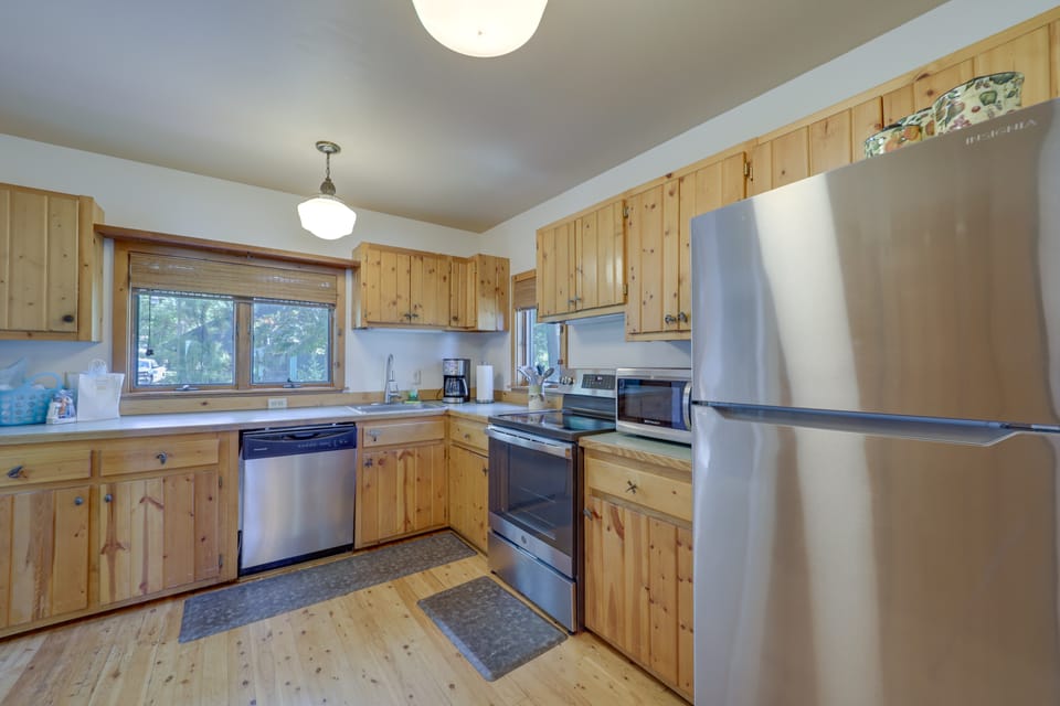 21 Mi to Slopes! Torch Lake Home w/ Private Beach Cottage in Torch Lake