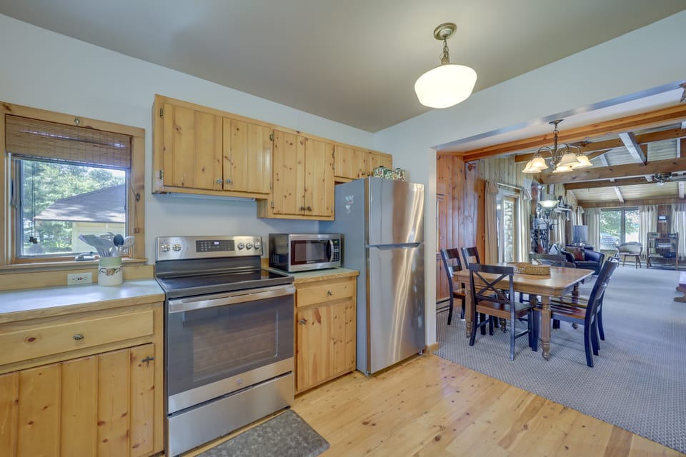 21 Mi to Slopes! Torch Lake Home w/ Private Beach Cottage in Torch Lake