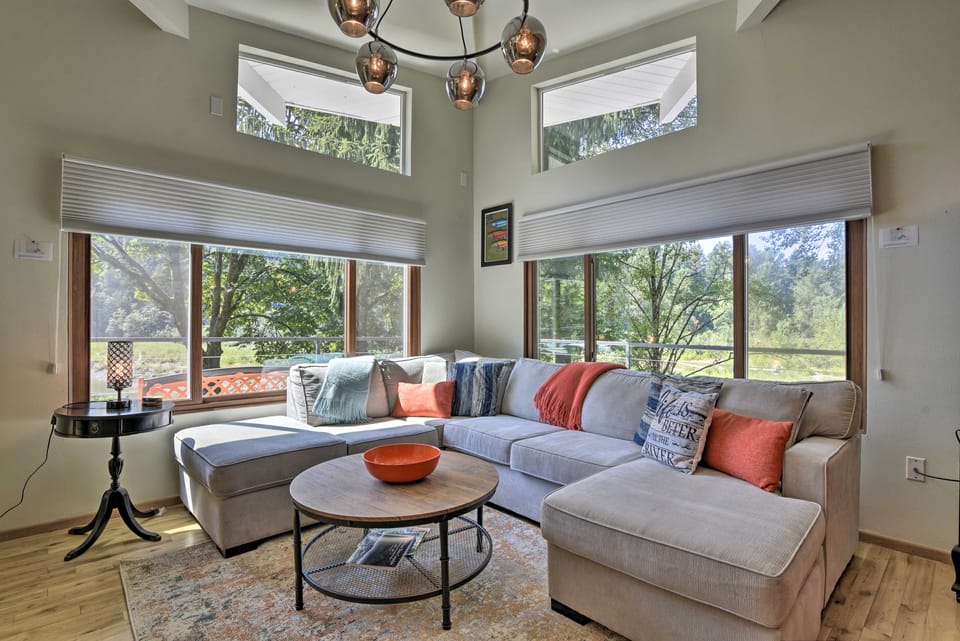 Waterfront Troutdale Hideaway: Sandy River Fishing House in Troutdale