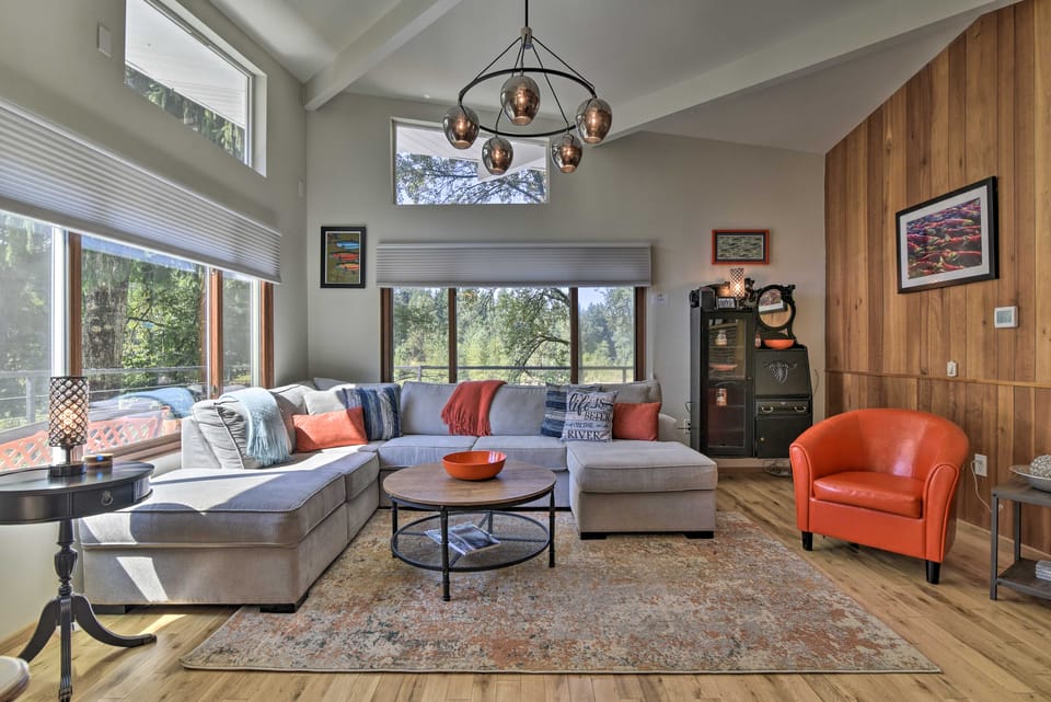 Waterfront Troutdale Hideaway: Sandy River Fishing House in Troutdale