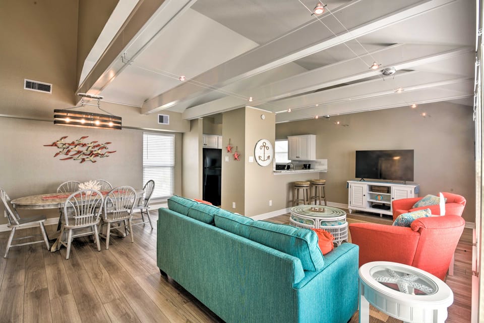 Unobstructed Beachfront! Galveston Oasis w/ Decks House in Galveston Island