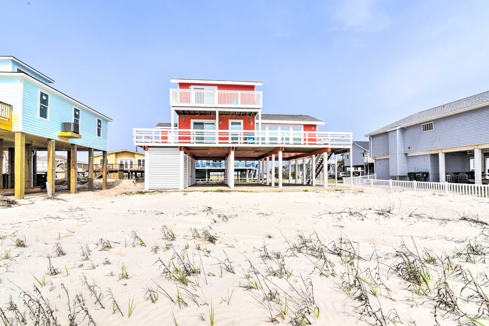 Unobstructed Beachfront! Galveston Oasis w/ Decks House in Galveston Island
