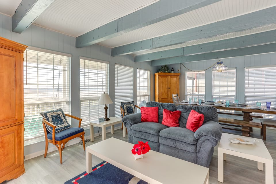 Ocean Access + BBQ Pit: Surfside Beach Family Home House in Surfside Beach