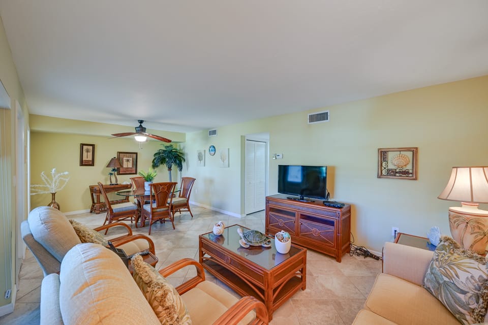 Oceanfront Bonita Beach Condo w/ Pool Access! Apartment in Bonita Springs