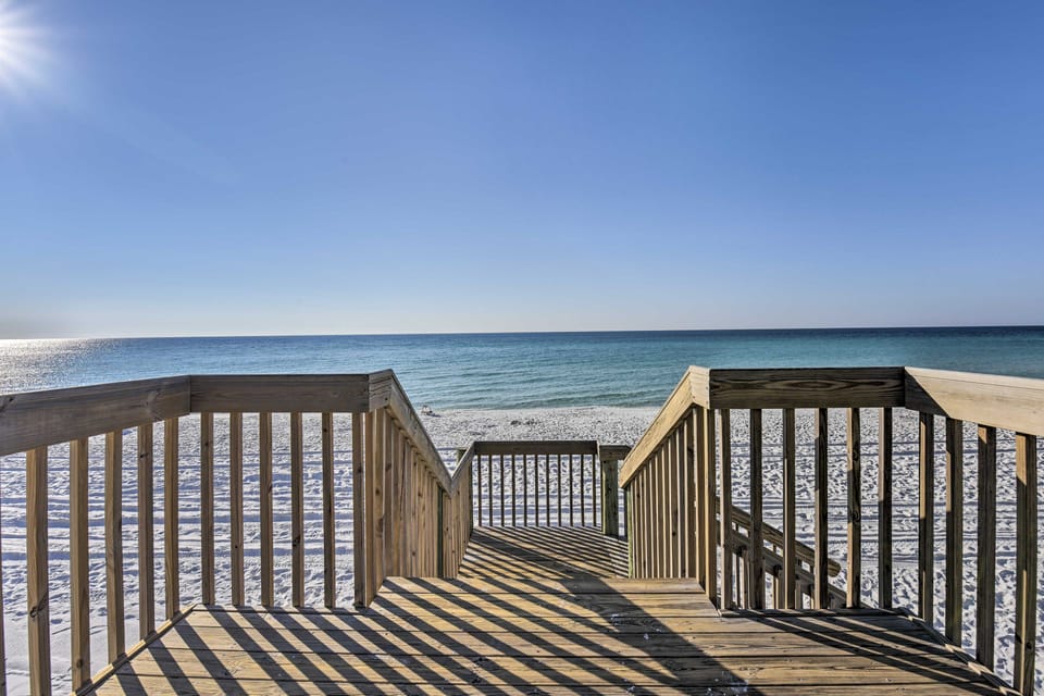 Walk to Destin Beach: Coastal Condo w/ Pool Access Apartment in Destin