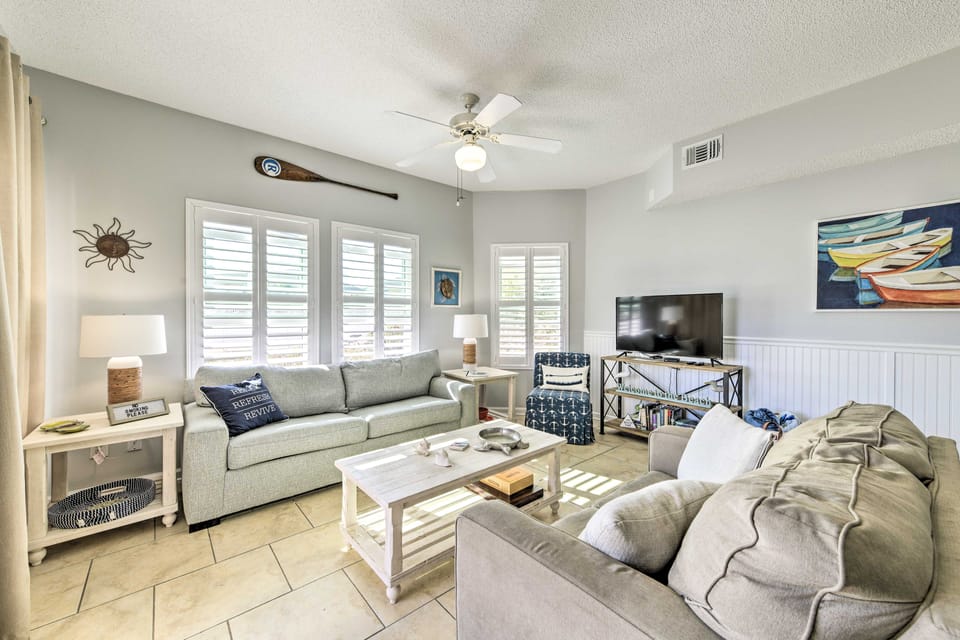 Walk to Destin Beach: Coastal Condo w/ Pool Access Apartment in Destin