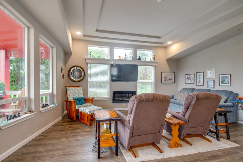 Ocean Shores Retreat w/ Porch & Canal Views! House in Ocean Shores