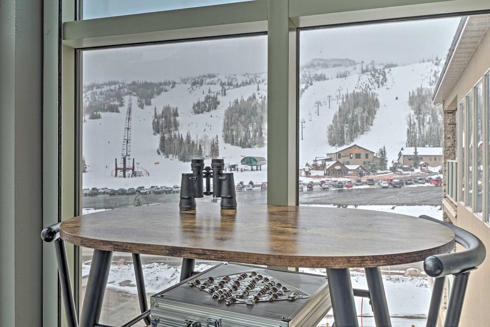 Luxe Brian Head Escape w/ Hot Tub & Mtn Views Apartment in Brian Head