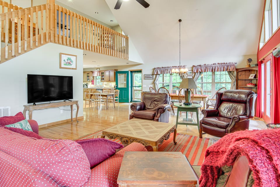 On-Site Forest Trail Access! Home in Burnsville House in Tennessee