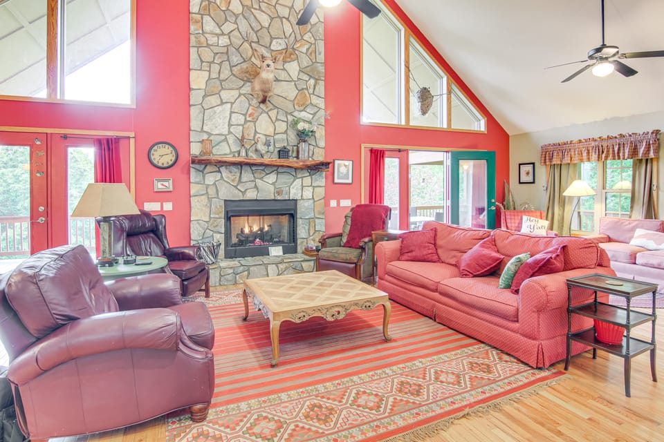 On-Site Forest Trail Access! Home in Burnsville House in Tennessee
