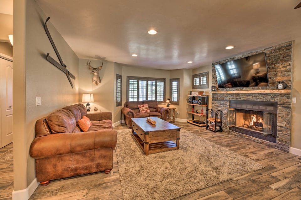 4 Mi to Woodland Lake: 2-Story Home w/ Grill House in Arizona
