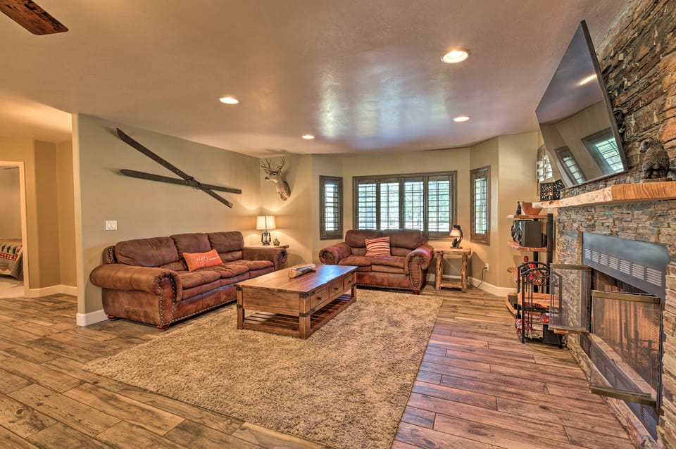 4 Mi to Woodland Lake: 2-Story Home w/ Grill House in Arizona