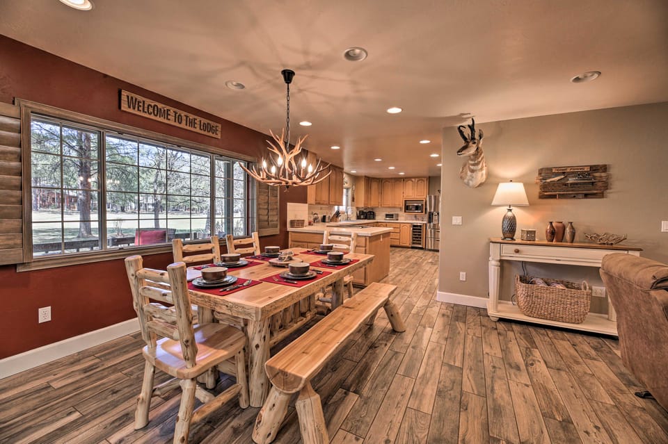 4 Mi to Woodland Lake: 2-Story Home w/ Grill House in Arizona