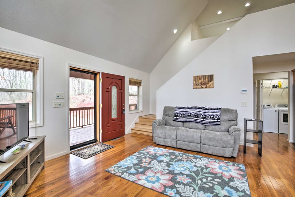 Cozy Hayesville Retreat w/ Deck & Mtn Views! House in Tennessee