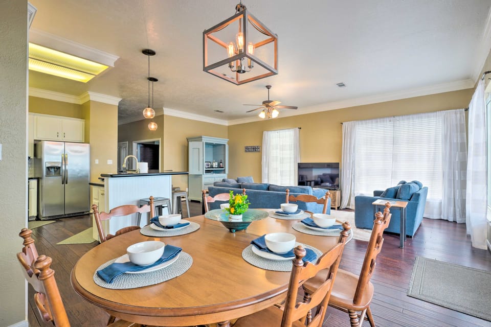 Waterfront Lake Conroe Getaway w/ Multiple Decks! Apartment in Lake Conroe