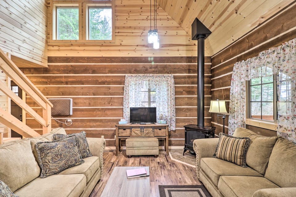 Cozy Homestead Cabin at Base of Columbia Mountain! House in Glacier National Park