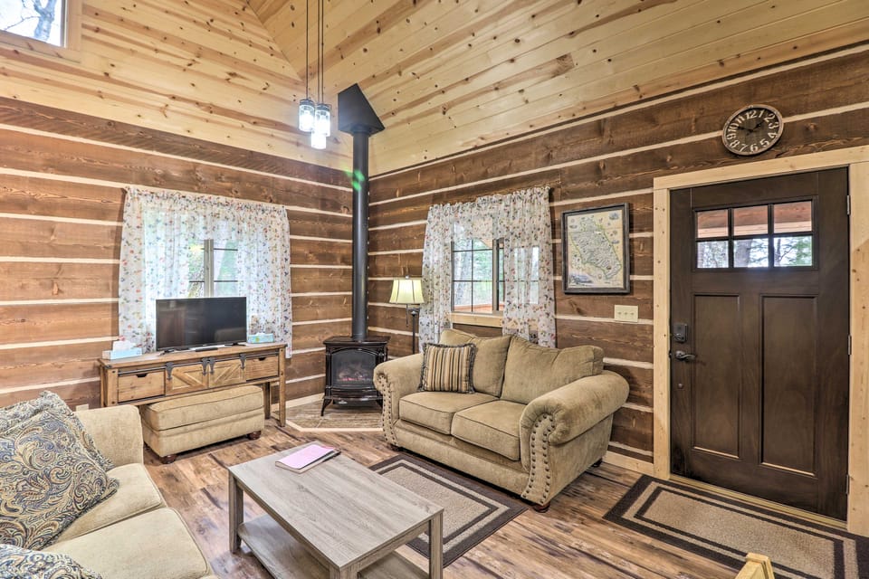 Cozy Homestead Cabin at Base of Columbia Mountain! House in Glacier National Park
