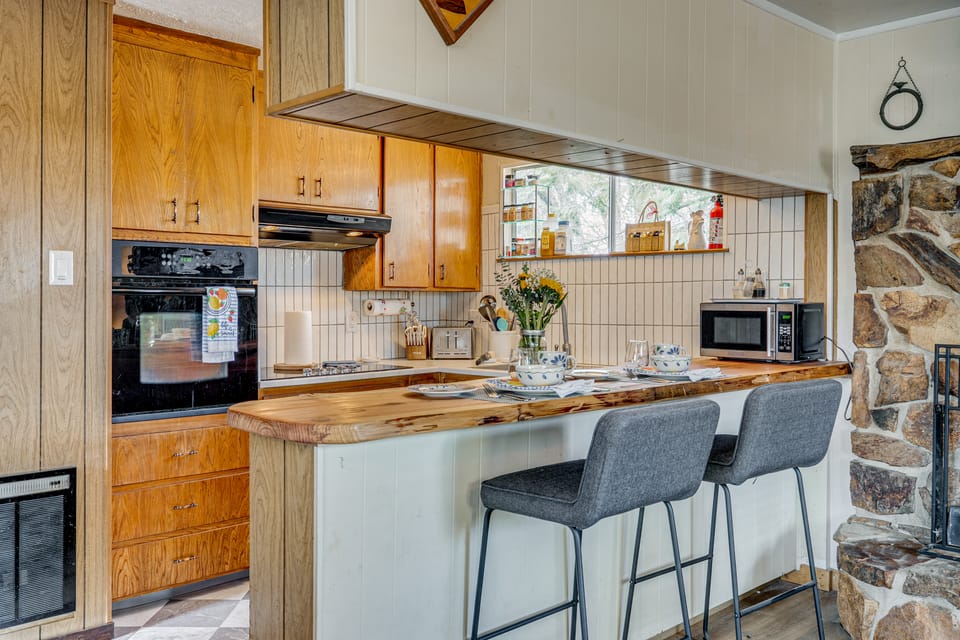 A-Frame Cabin w/ EV Charger, Arcade & Vinyl Lounge House in Sierra Nevada