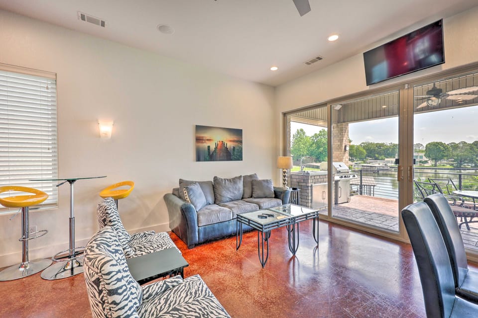 Waterfront Home ~ 4 Mi to Oaklawn Racing Casino! House in Lake Hamilton