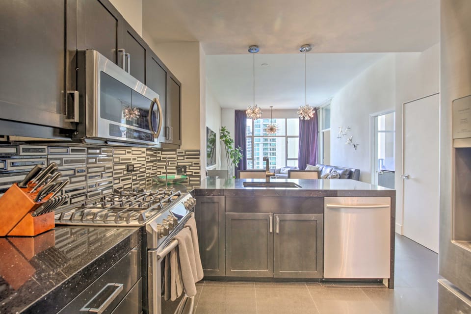 San Diego Condo w/ Balcony, Views & Gym Access Apartment in Gaslamp Quarter