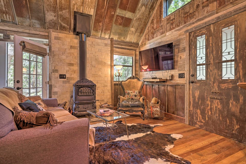 'Horse Thief Inn' Cabin Retreat w/ Deck & Hot Tub! House in Texas