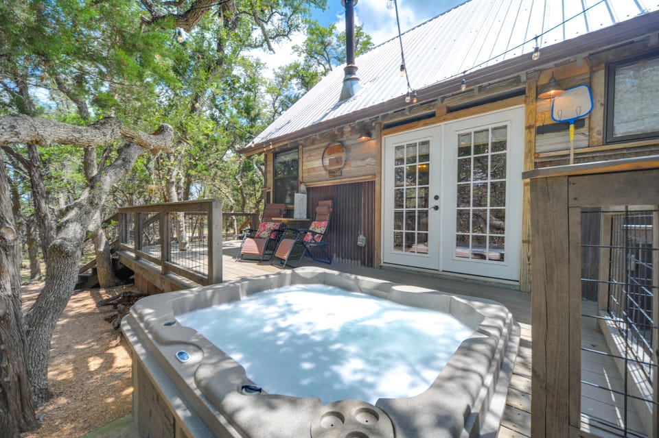 'Horse Thief Inn' Cabin Retreat w/ Deck & Hot Tub! House in Texas