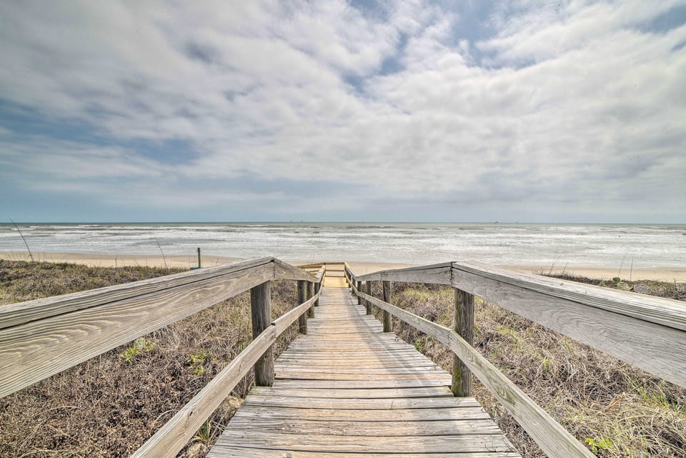 Oceanfront Texas Condo w/ Pool: Pets Stay Free Apartment in Nueces County