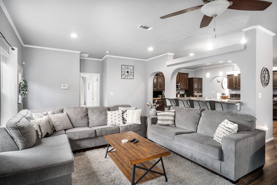 Hill Country Gem: Sunset Deck, Hot Tub & Fire Pit House in Canyon Lake