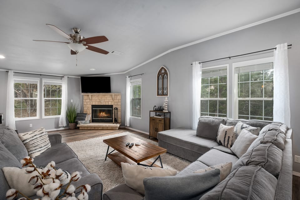 Hill Country Gem: Sunset Deck, Hot Tub & Fire Pit House in Canyon Lake