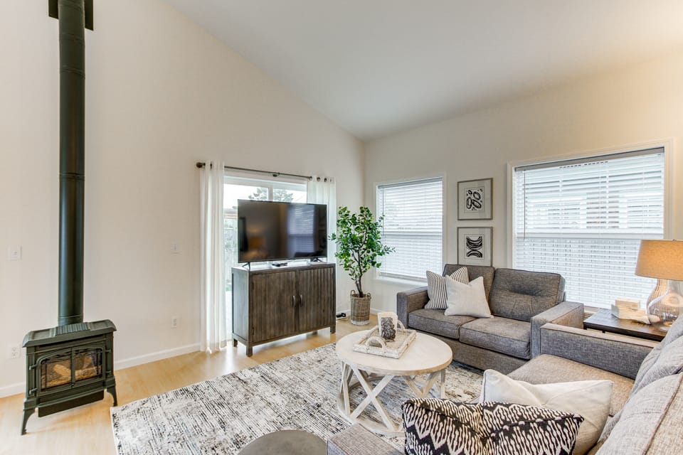 Steps to Beach! Airy Coastal Escape w/ Deck House in Pacific Beach